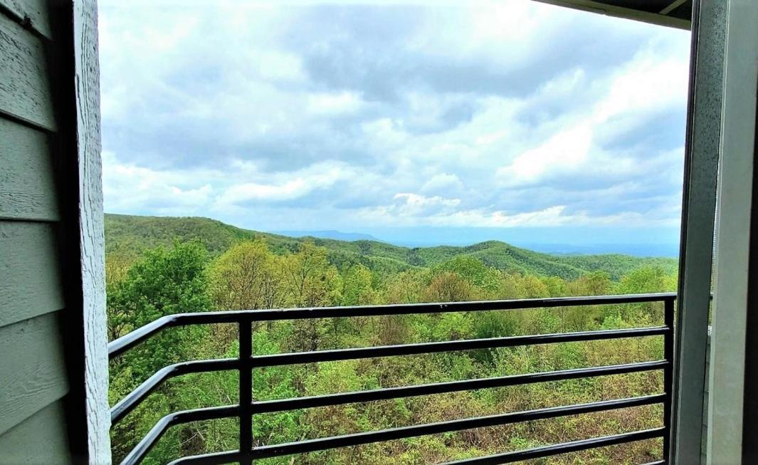 Mountain Villa Magnificent Views - 2 Pools, Fireplace & Hot Tub แกตลิงเบิร์ก ภายนอก รูปภาพ
