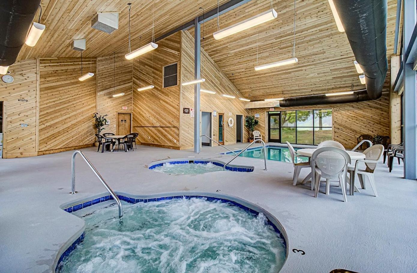 Mountain Villa Magnificent Views - 2 Pools, Fireplace & Hot Tub แกตลิงเบิร์ก ภายนอก รูปภาพ